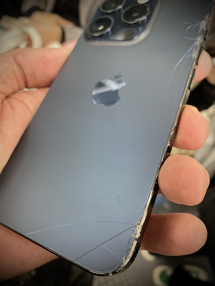 久しぶりの新規打ち合わせ！楽しみなイメージが浮かびました。でも撮影はだいぶ先になると思います、すみません、、、。
そして打ち合わせ行く途中で転けてiPhone割れた、、、。
今年はApple製品の厄年です。。。