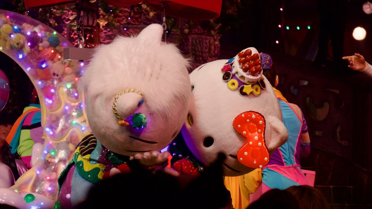 キティちゃんダニエルくん ぎゅーしすぎてフレームアウト