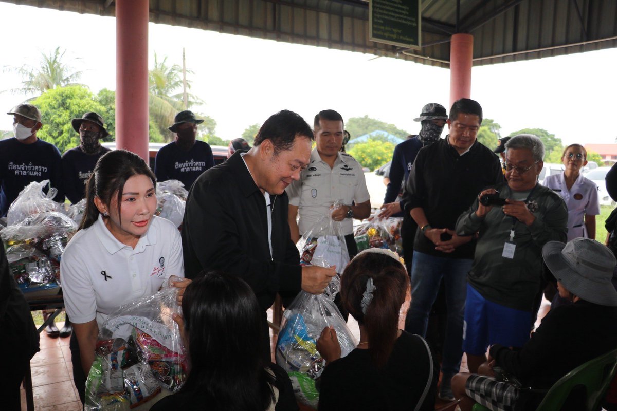 MP_Penchisa's tweet photo. ด้วยความห่วงใย #ผู้ประสบอุทกภัย ต.โผงเผง ที่ตอนนี้กำลังเดือดร้อนอย่างหนัก #สสเพ็ญชิสา ในฐานะคนอ่างทองได้ประสานงาน ไปยัง ท่าน พ.ต.อ.ทวี สอดส่อง ซึ่งเป็นคน #อ่างทอง เหมือนกัน เพื่อลงพื้นที่เยี่ยมเยียน มอบถุงยังชีพ น้ำดื่มจากอเมซอน เป็นกำลังใจ ในจุดที่ 1 ให้แก่ #ผู้ประสบภัย หมู่ 3&amp;4 https://t.co/Mhjy8nqe6V