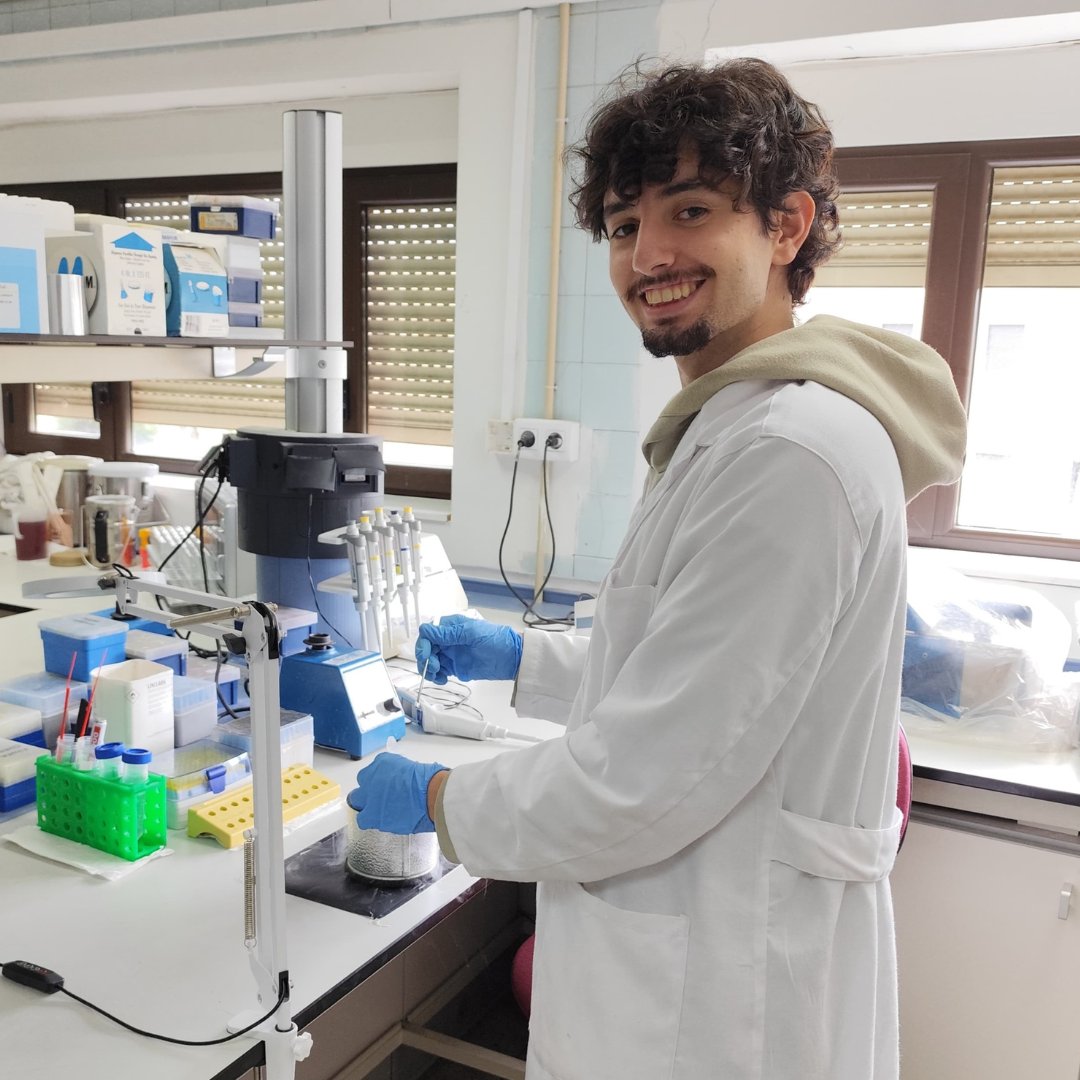 TrigoHubCSIC's tweet image. Daniel Belver se incorpora al Grupo Fotosíntesis @irnasa_csic con una beca #JAEIntroICU. Estudia la coordinación del metabolismo de carbono y nitrógeno en órganos fotosintéticos no foliares durante el llenado del grano, usando técnicas innovadoras de fenotipado y bioquímica