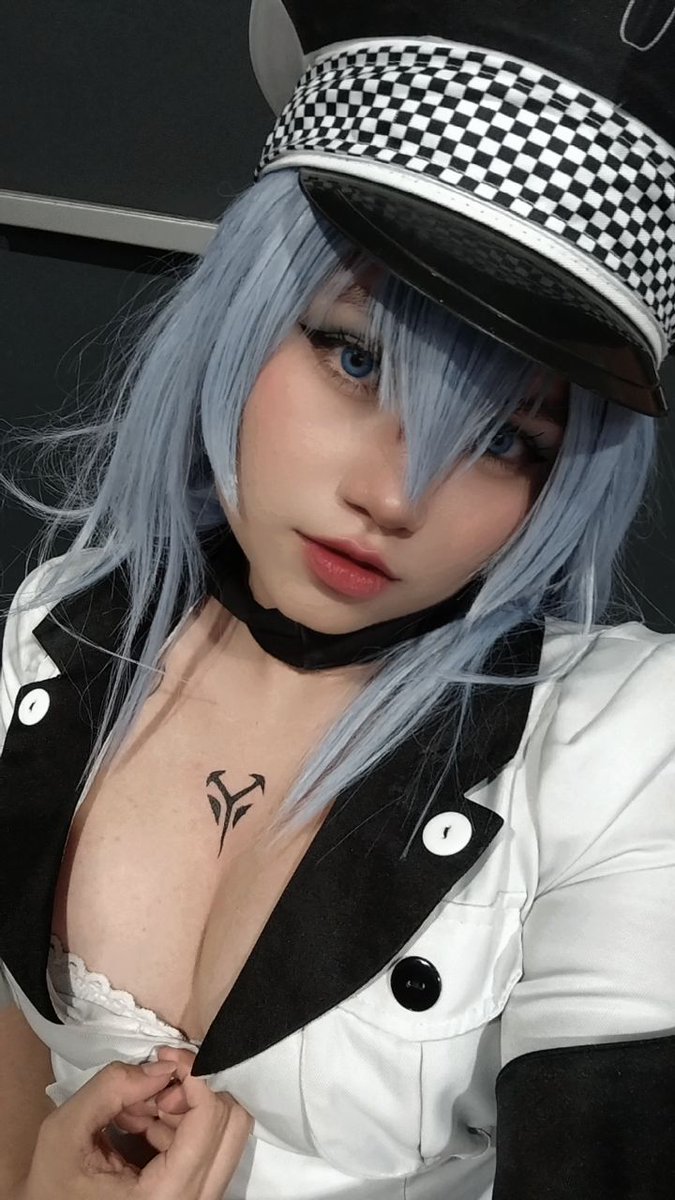 Necesito una sesión de fotos de Esdeath.