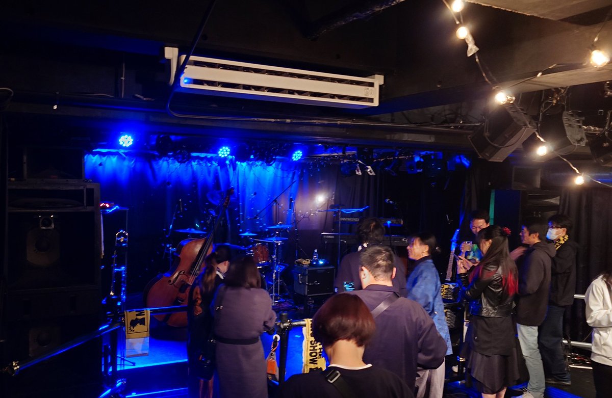 Fores423's tweet photo. 今日は1月に #TRI4TH と対バンだった #MUJINA のワンマンショーへ初めて行ってみた。
対バン嫌いの私が対バン相手のワンマンに行くのはCodex Barbès以来。
手に入ってたアルバム円盤以外の曲は一部耳にしたことある程度だったけど、自然と体も動いてたのしゅうございました。
また是非TRI4THとも! https://t.co/93Urg8tDrn