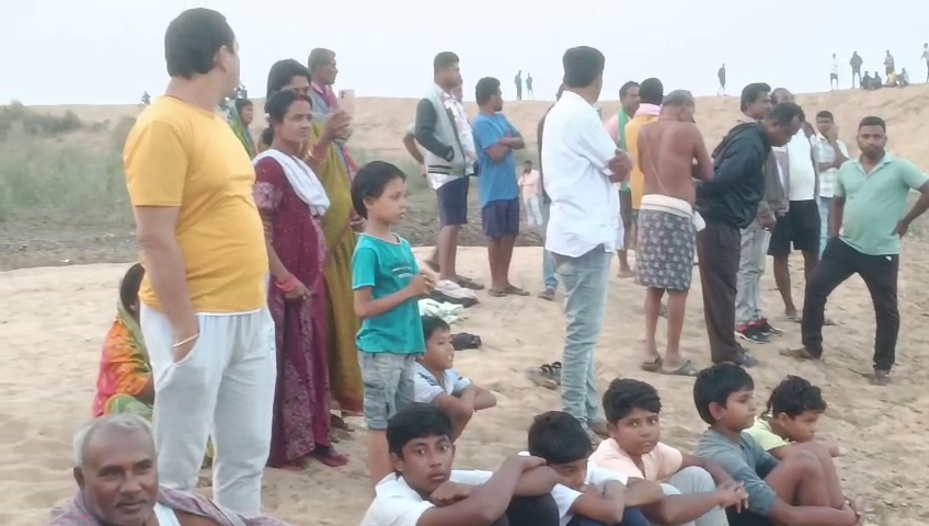 otvkhabar's tweet photo. #ଦେବୀ_ନଦୀରେ_ବୁଡ଼ି_୩_ନିଖୋଜ
-ନିଆଳି: ଗାଧୋଇବା ବେଳେ ଦେବୀ ନଦୀରେ ବୁଡ଼ି ୩ ନିଖୋଜ
-ଗୋବିନ୍ଦପୁର ଥାନା ସିମଳଦାରେ ବଡ଼ ଅଘଟଣ
-ଓଡ୍ରାଫ୍ ଓ ଅଗ୍ନିଶମ ଟିମ୍ ପକ୍ଷରୁ ଖୋଜାଖୋଜି ଜାରି
#DeviRiver #Niali #Drowning #Odisha #OTV https://t.co/uWPvTuFYXO