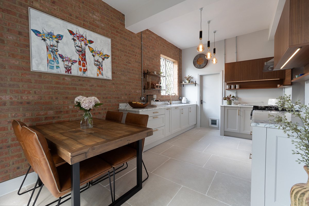 stonehamkitchen's tweet image. Make your kitchen feel cosy this winter with these ideas:

• Expose natural wood
• Install LED lighting for a soft glow
• Add soft furnishings and art
• Use colour on feature units

Discover more tips here - f.mtr.cool/mrtkuxafhz

#KitchenIdeas #CosyKitchen #HomeDecor