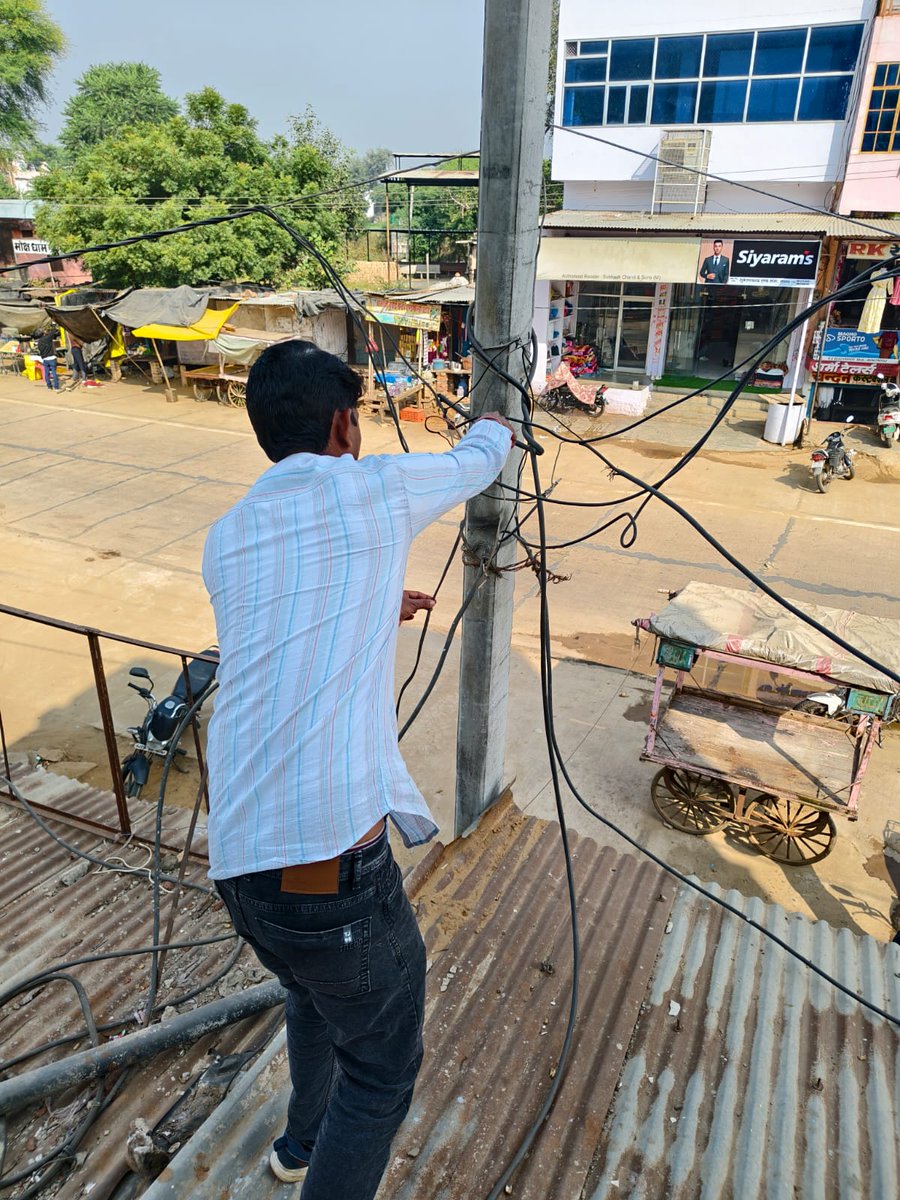 SE M.L Meena  के निर्देशन में दौसा जिले में  2290 पैरेलल अवैध सर्विस लाइन हटाई गई एवं 1096  hocking पॉइंट हटाए गए!
इस प्रकार विद्युत चोरी के काम में ली जा रही कुल 3386 अवैध केबल व तारों को हटाया गया और41 वीसीआर भर कर 6.91 लाख का जुर्माना लगाया।
<a href="/RajCMO/">CMO Rajasthan</a> <a href="/artizzzz/">Arti Dogra</a> <a href="/JVVNLCCare/">Jaipur Vidyut Vitran Nigam</a>