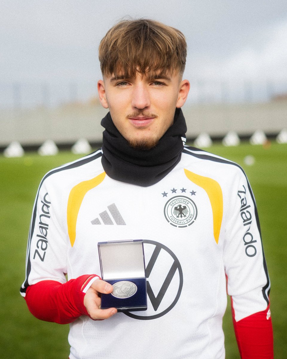 Parabéns ao nosso Lennart Karl, que foi premiado com a Medalha Fritz Walter de prata. 🥈💎

📸 Thomas Böcker (DFB)