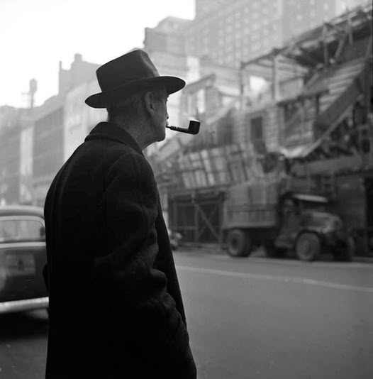 "Aprendí a no creerme todo lo que la gente dice. Mis únicas pasiones sin reservas han sido los libros y la música. Y, tal vez como lógica consecuencia de todo ello, me fui convirtiendo en una persona solitaria…"
Haruki Murakami
📷Saul Leiter