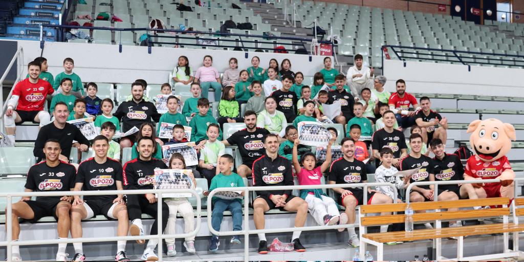 ElPozoMurcia_FS's tweet photo. ⚪🔴🎒 ElPozo al Cole| 
Hoy nos han visitado los escolares de 3° y 4° de Primaria 
📍 CEIP Ntra Señora de la Esperanza de @AytoCalasparra 
Risas y más risas con nuestros jugadores y Cerdinho‼️
Os esperamos el sábado en el Palacio!