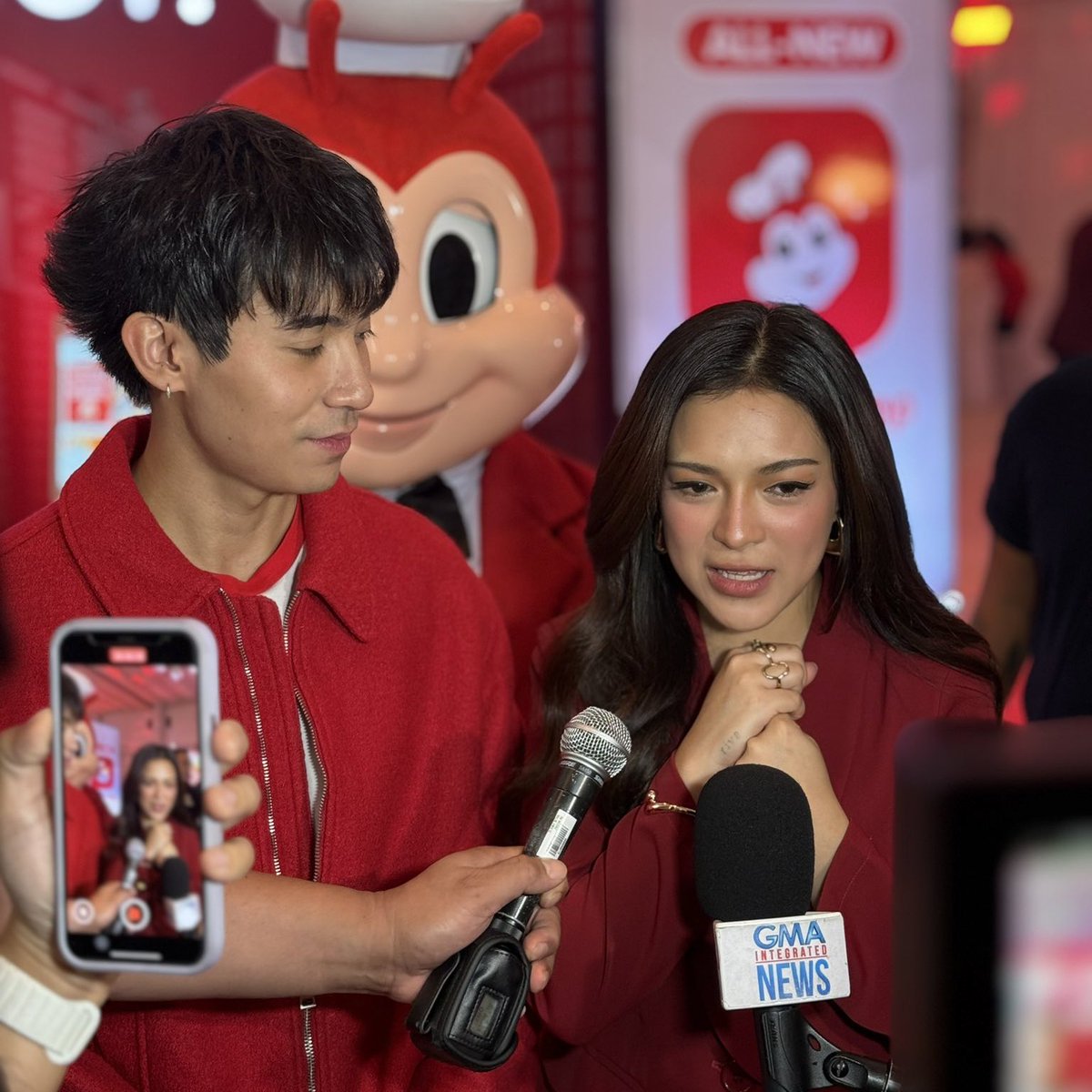 miksxela's tweet image. It’s always the way he looks at her. Always 

MIKBRENT JOYFUL CHRISTMAS