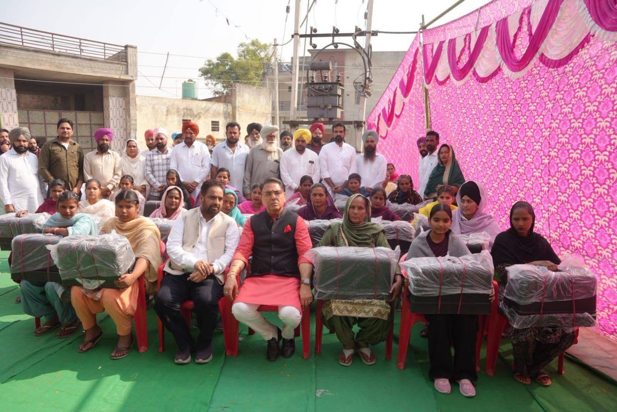 AAP सरकार का मिशन — “हर परिवार खुशहाल, हर बेटी आत्मनिर्भर”

कैबिनेट मंत्री <a href="/AroraAmanSunam/">Aman Arora</a> जी ने हल्का सुनाम में —

🏠 201 परिवारों को पक्के घरों के लिए ₹2.50 लाख प्रति परिवार की सहायता दी

🙎‍♀️25 बेटियों को सिलाई मशीनें भी दी गईं 

मान सरकार हर वर्ग को दे रही सम्मानजनक जिंदगी