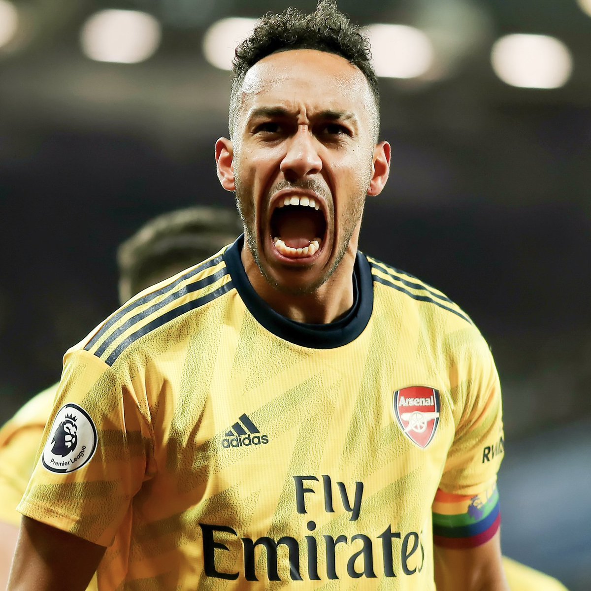 ActuFoot_'s tweet photo. 🚨 Pierre-Emerick Aubameyang 🇬🇦 : « 𝗠𝗢𝗡 𝗣𝗜𝗥𝗘 𝗖𝗟𝗨𝗕 ? 𝗖𝗛𝗘𝗟𝗦𝗘𝗔… 𝗝𝗘 𝗣𝗘𝗡𝗦𝗘 𝗤𝗨𝗘 𝗖’𝗘́𝗧𝗔𝗜𝗧 𝗨𝗡𝗘 𝗣𝗨𝗧𝗔𝗜𝗡 𝗗𝗘 𝗚𝗥𝗢𝗦𝗦𝗘 𝗘𝗥𝗥𝗘𝗨𝗥. ❌

𝗖’𝗲́𝘁𝗮𝗶𝘁 𝘂𝗻𝗲 𝗴𝗿𝗼𝘀𝘀𝗲 𝗲𝗿𝗿𝗲𝘂𝗿 𝗱’𝘆 𝗮𝗹𝗹𝗲𝗿… À cette époque, je traversais une mauvaise passe à Barcelone. J’ai été victime d’un cambriolage à mon domicile et le Barça devait vendre un joueur, moi ou Memphis Depay, et 𝗹𝗮 𝘀𝗲𝘂𝗹𝗲 𝗼𝗽𝘁𝗶𝗼𝗻 𝗲𝗻𝘃𝗶𝘀𝗮𝗴𝗲𝗮𝗯𝗹𝗲 𝗲́𝘁𝗮𝗶𝘁 𝗖𝗵𝗲𝗹𝘀𝗲𝗮. 💙

Alors j’ai dit : "D’accord, pour ma famille, je vais déménager, même si c’est à Chelsea." Je me disais que ça pourrait peut-être aller, 𝗢𝗹𝗶𝘃𝗶𝗲𝗿 𝗚𝗶𝗿𝗼𝘂𝗱 𝗲𝘀𝘁 𝗽𝗮𝘀𝘀𝗲́ 𝗱’𝗔𝗿𝘀𝗲𝗻𝗮𝗹 𝗮̀ 𝗖𝗵𝗲𝗹𝘀𝗲𝗮 𝘀𝗮𝗻𝘀 𝗽𝗿𝗼𝗯𝗹𝗲̀𝗺𝗲, 𝗺𝗮𝗶𝘀 𝗽𝗼𝘂𝗿 𝗺𝗼𝗶, 𝗰’𝗲́𝘁𝗮𝗶𝘁 𝗱𝗶𝗳𝗳𝗲́𝗿𝗲𝗻𝘁… » 😔

🎙️ @DailyMail