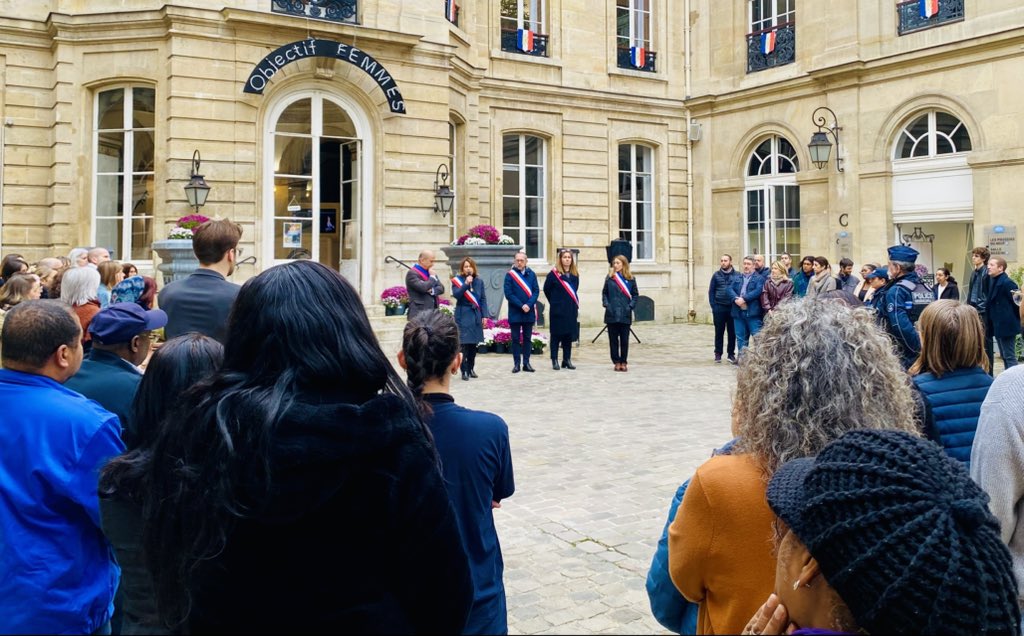 Les agents de la Mairie du 9e se sont réunis à midi dans la cour de la mairie pour commémorer la mémoire de toutes les victimes des attentats du 13 novembre 2015 <a href="/dburkli/">Delphine Bürkli</a> <a href="/AGovciyan/">Alexis Govciyan</a> <a href="/CourNicolas/">Nicolas Cour</a> <a href="/VirginieMERGOIL/">Virginie MERGOIL</a> <a href="/aguillem1/">Adeline Guillemain</a> #13novembre2015