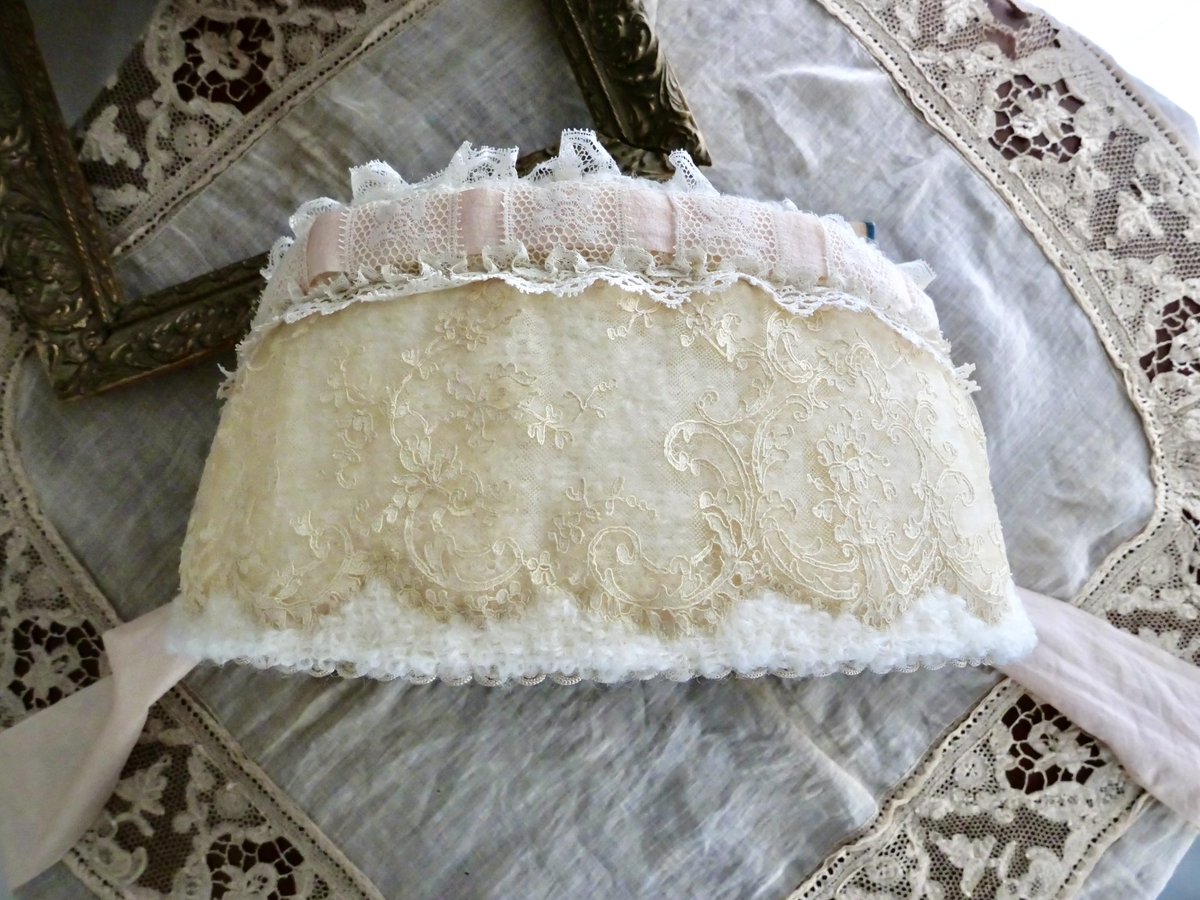 オフホワイトのボア生地に幅広のアンティークレースを重ね、暖かな印象のハーフボンネットにしました。
後ろ側には４種のレース。

ハシゴレースに通したリボンと顎下で結ぶリボンは同じお色。
柔らかいピンク色のシルクリボンです。

内側にはチュールプリーツとコームが１つ。