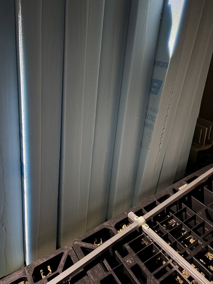 気温9度無断熱の夜空の下で断熱材カット ブルブルブル🫨