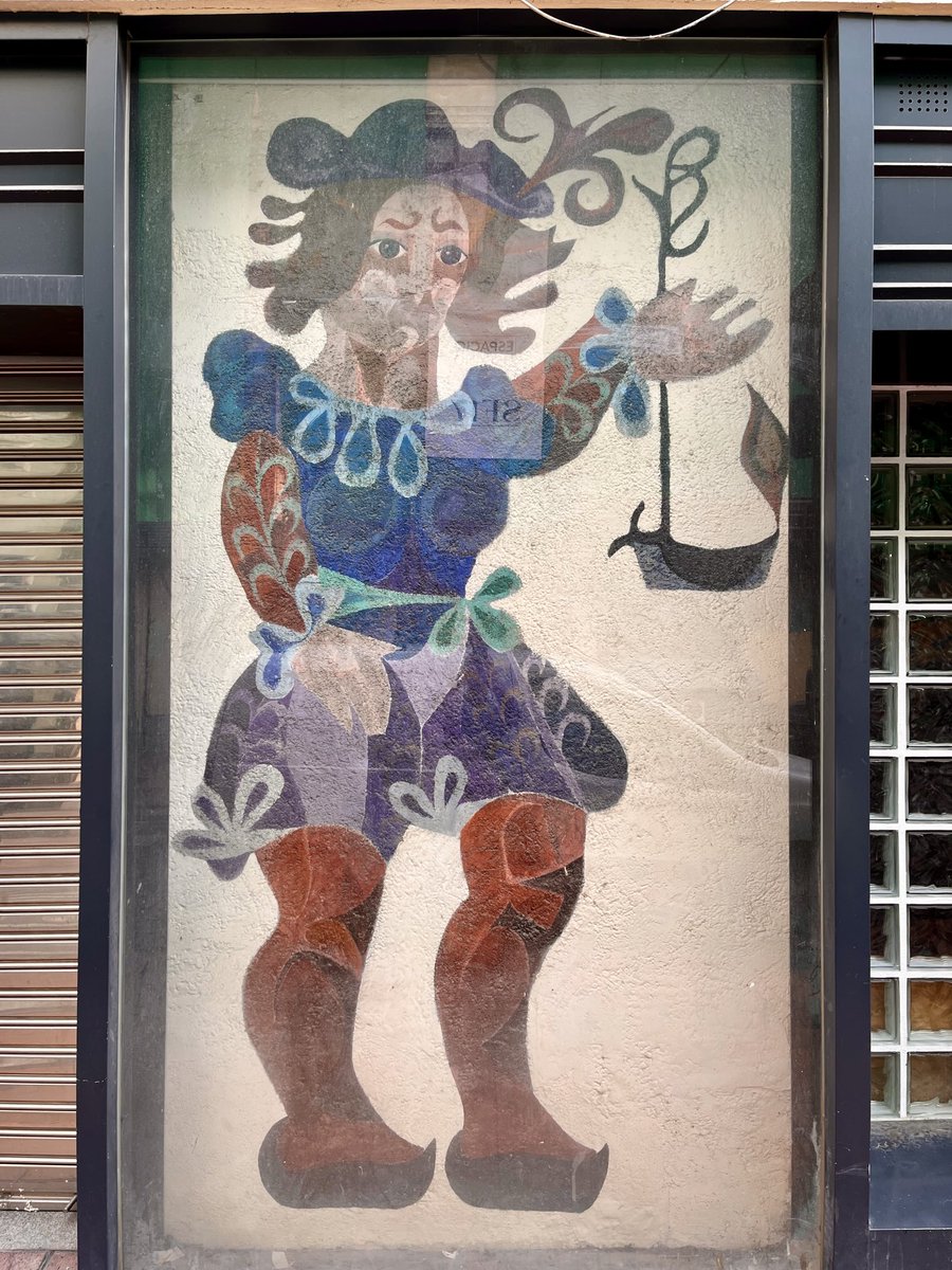 🍋 Los más jóvenes puede que reconozcan esta joyica que se conserva en la calle Saavedra Fajardo de #Murcia, pero seguramente no sabrán qué es ni qué hace ahí.

Los no tan jóvenes 🫣 les podrán sacar de dudas…