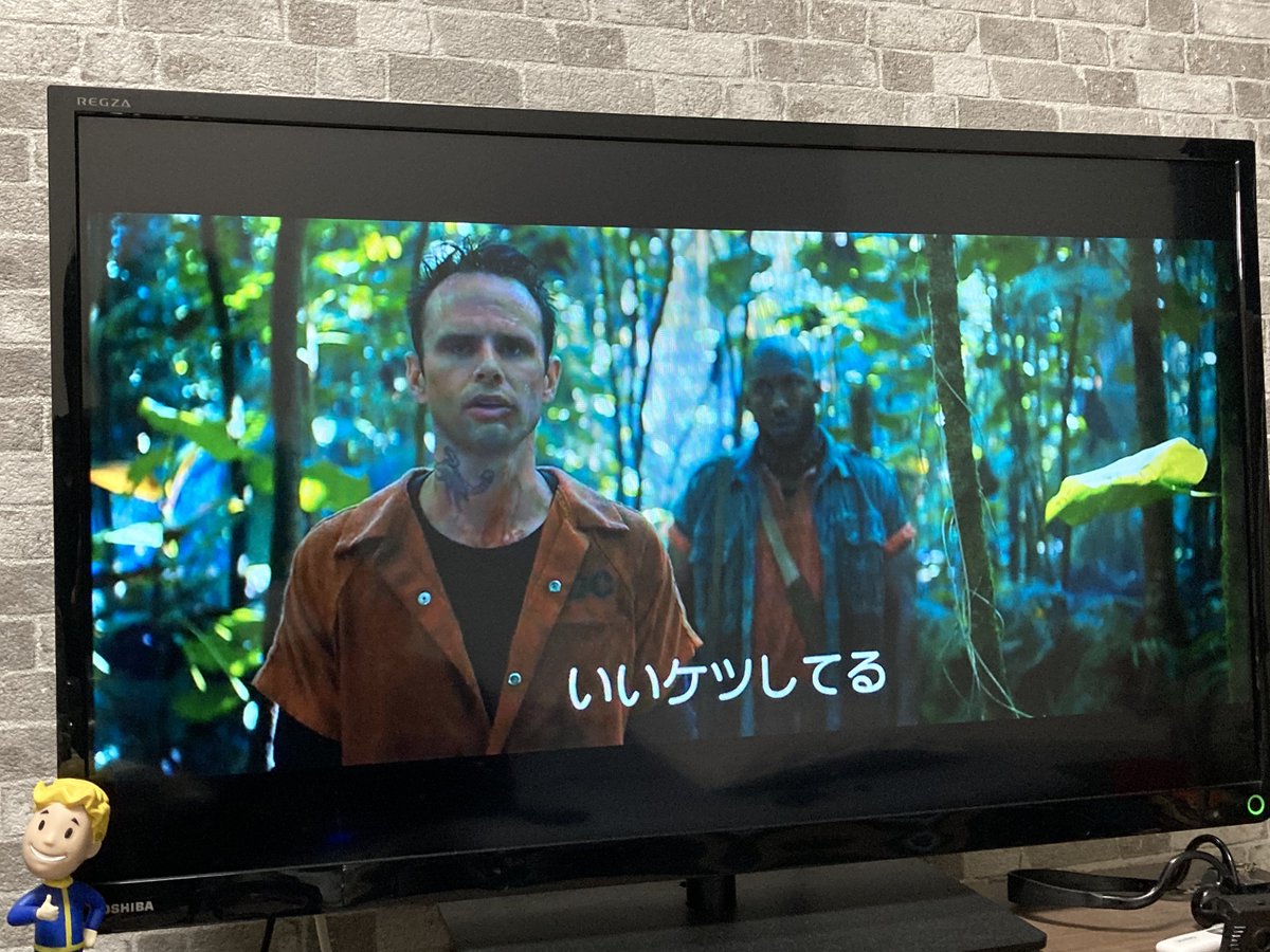 プレデターズを久しぶりに観ているんだけど、falloutでグール役をやっているウォルトン・ゴギンズ が、ここでもケツ肉ジャーキーを作ろうとしているみたいで笑った, image size:1200x900