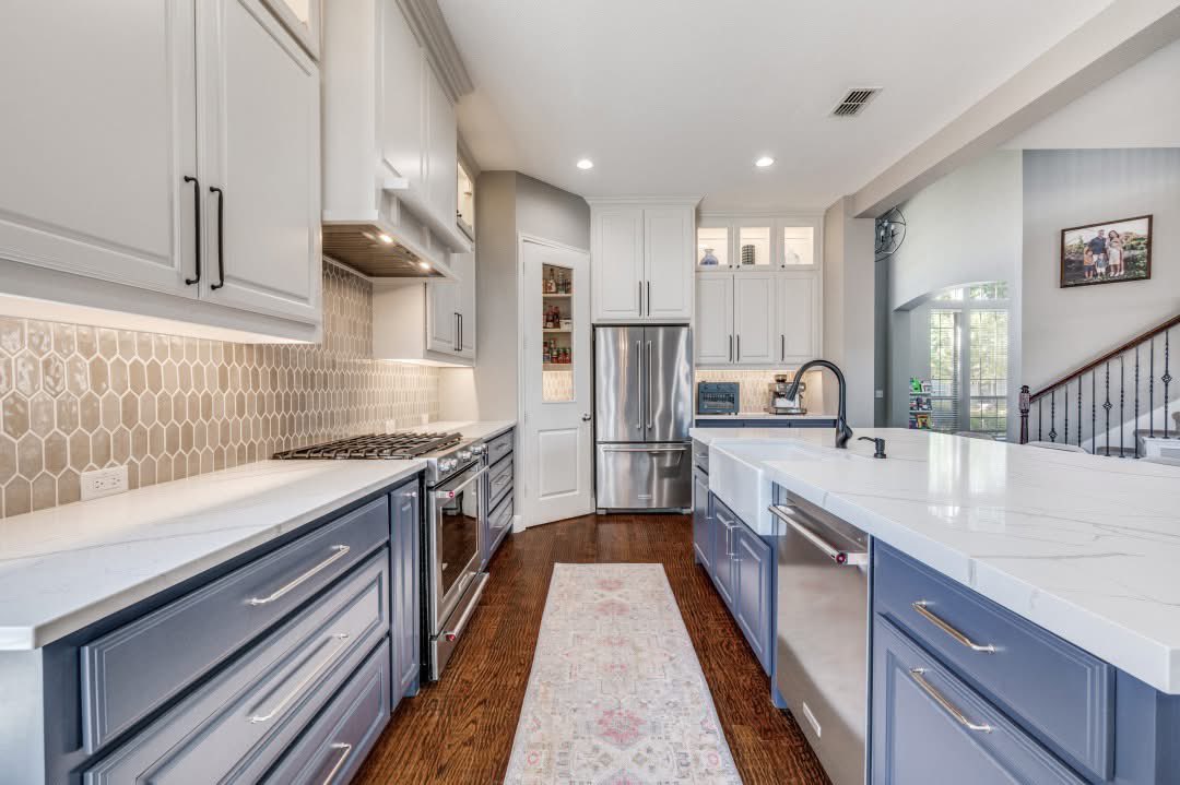 gabi_sperry's tweet image. If you&apos;ve been thinking of a Kitchen Remodel, consider this your sign. Transformations like this are possible - with the right team. 
#beforeandafter #remodel #kitchengoals #designbuild