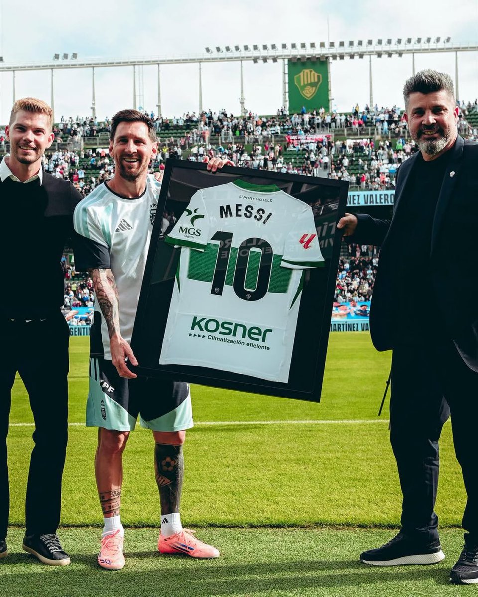 psg_chief's tweet image. Leo Messi received an Elche shirt with his name and number 😂 He doesn’t have to play for a club to get it, he is loved by all🐐❤️