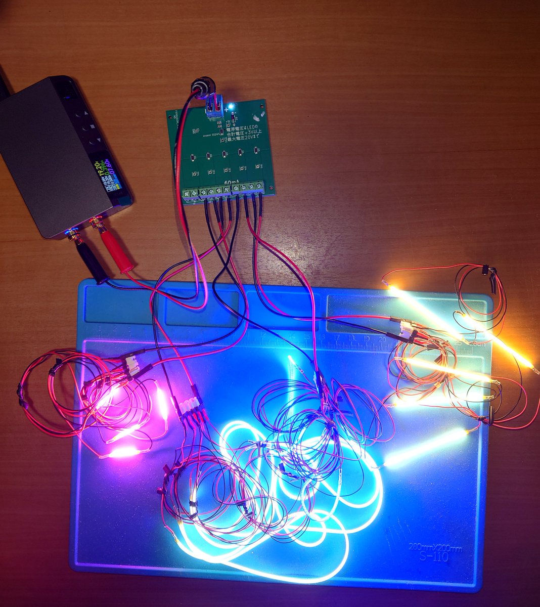 mazepin_Leder's tweet image. フィラメントLEDを光らせるために作った基板です
本来は60mAで光らせるつもりだったのですが100mAの定電流ダイオードを付けてしまいました
誰かこの基板を買って下さい
めっちゃ光ります
#となりのモケイフェスティバル8 でも販売します
なんとたったの1000円

#Lチカ #LED 

mazepin.booth.pm/items/7623993
