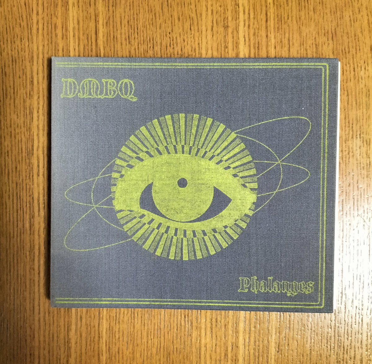 N4JdCMlwvus31rW's tweet image. 『Phalanges』DMBQ

2025年10月26日に行われた「第11回お堀端の古本市」でゲットしたCD。
日本のオルタナシーンを代表するバンドとして存在感を示す「DMBQ」。
名前はメンバーの好きな単語を持ち寄った“Dynamite Masters Blues Quartet”の略称。
激しい音圧とグルーヴが良いです。

#DMBQ
#Phalanges