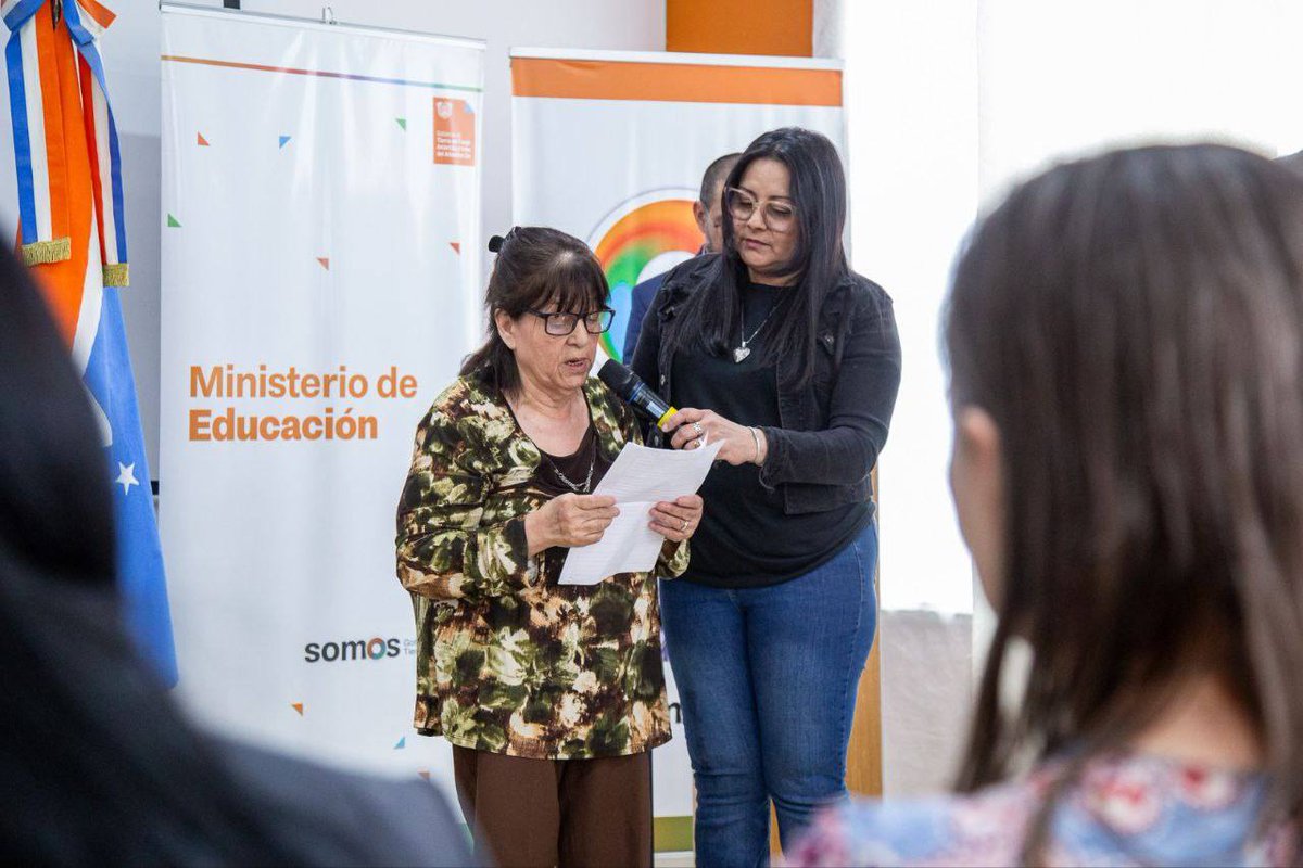 findelmundoar's tweet photo. El gobernador Gustavo Melella acompañó el acto y destacó el compromiso de la provincia con la educación y la igualdad de oportunidades. También agradeció al pueblo de Cuba, creador del método “Yo, Sí Puedo”, por su aporte solidario que hoy sigue transformando vidas. https://t.co/zntV8UfL94