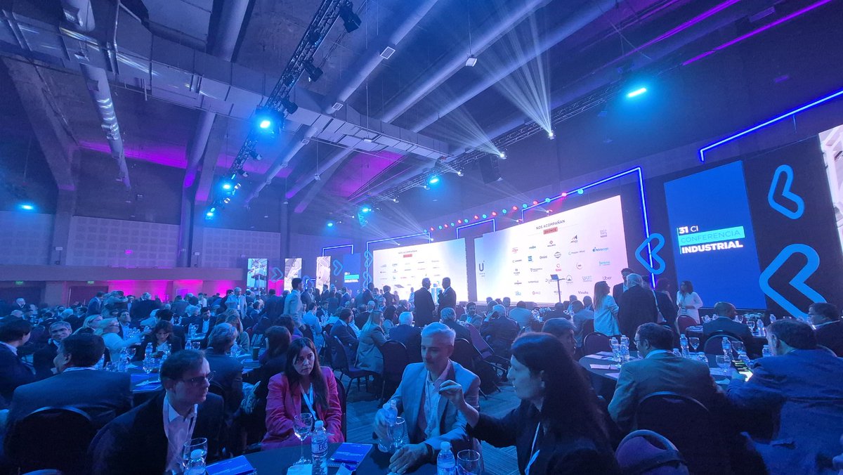 A sala colmada inicia la 31 Conferencia Industrial <a href="/UIAok/">UIA</a>.  El nuevo contrato productivo es el eje relevante para que la Argentina fortalezca su productividad en las cadenas de valor.