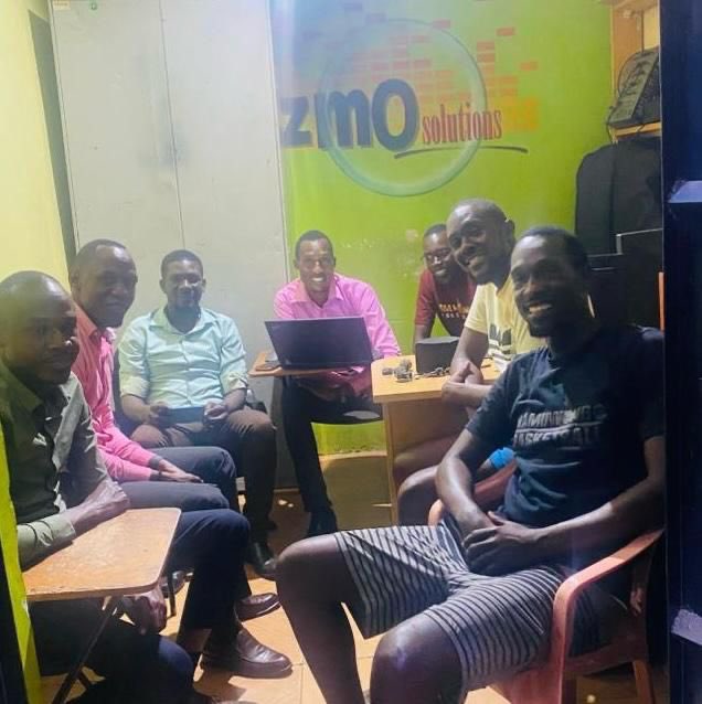 Day ones 👊🏾

Meet some of the people that powered our team. We appreciate their incredible work behind the scenes! 

#BlazingUp