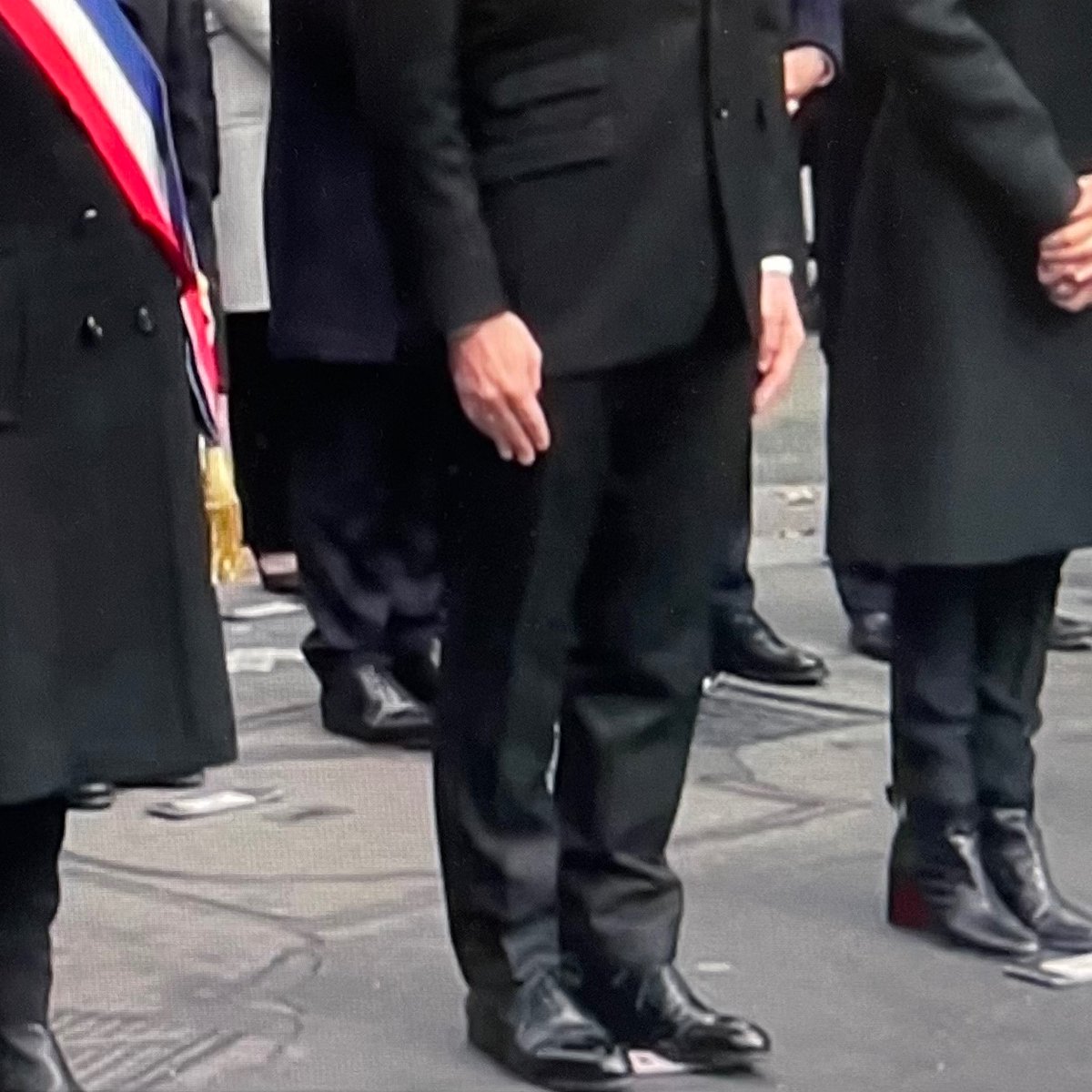 Le pervers narcissique se mettra toujours en avant, prêt à écraser les autres, mais de façon souvent imperceptible pour qui n'a pas l'œil exercé.
Regardez la position des pieds...