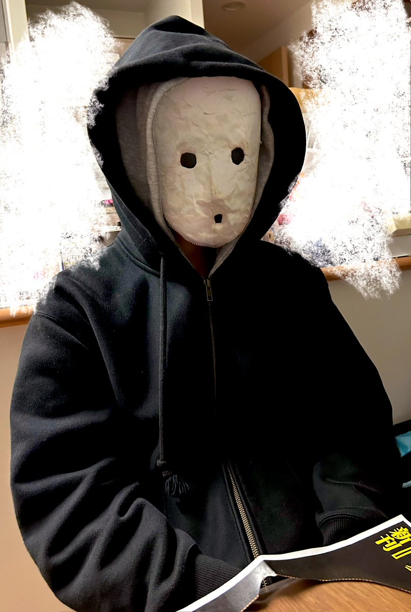 数年前から長女(写真右)が雨穴にハマっていて『変な家』『変な絵』と