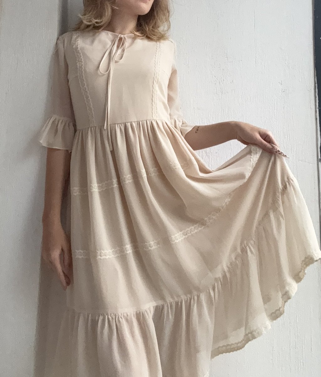 опять филиал авито но что поделать! 
продаю кучу классных вещей, мои любимые лоты кожаный рюкзак, платье из винтажной ткани и ботильоны опасной женщины и абсолютно новое принцессочное платье 

всё тут: avito.ru/user/94dd2f0b7…