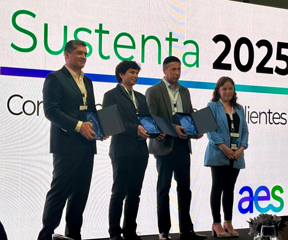 🔵 #ACENOR estuvo presente en el encuentro anual #Sustenta 2025, organizado por <a href="/AES_Chile/">AES Chile</a> para sus clientes comerciales e industriales. 

Algunos de los #socios de ACENOR recibieron un reconocimiento por la contratación de su #suministro #eléctrico con AES.

#ClientesLibres