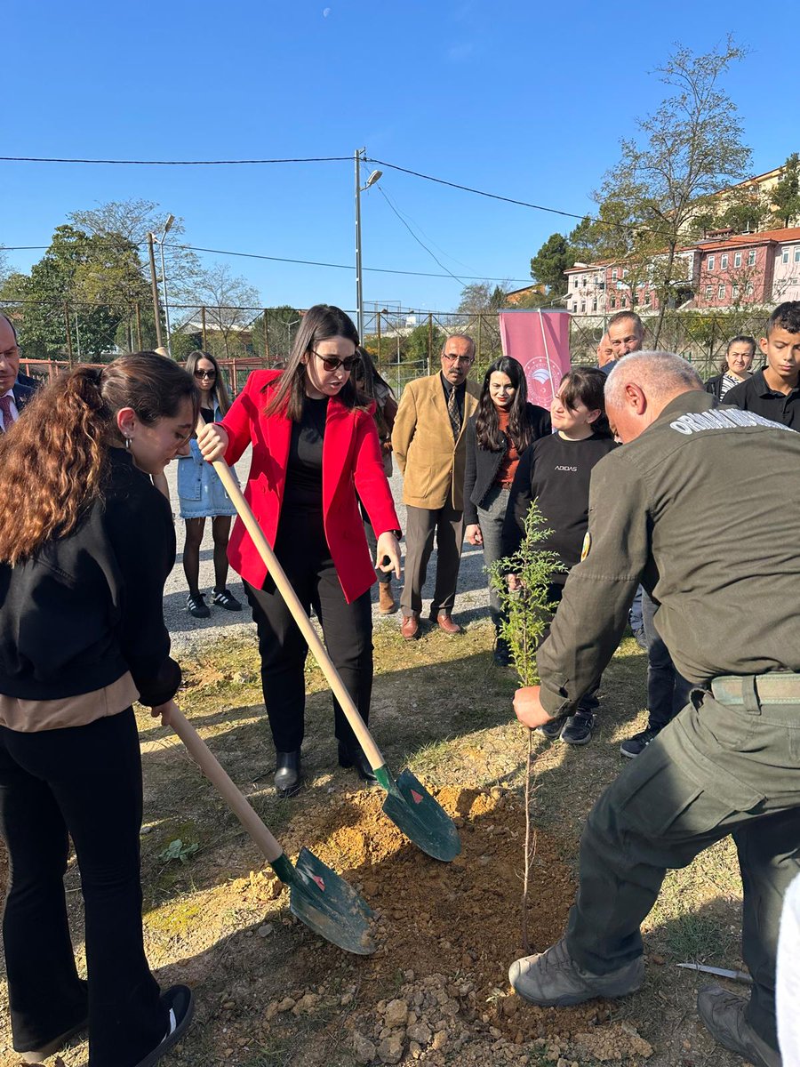 #Zonguldak / #Kilimli ve #Kozlu’da Toprağa Verilen Fidanlarımız Yarınlara Umut, Geleceğe Nefes Oldu

Birlikte diktik, birlikte büyüteceğiz. 🌿#YeşilVatan’ımız hep var olsun diye, yanan ormanlarımıza yeniden can olsun diye binlerce fidanı toprakla buluşturduk #GeleceğeNefes olduk.