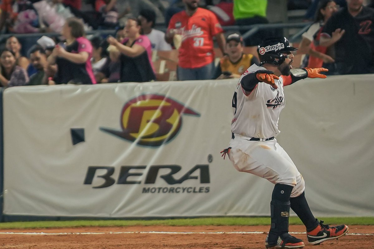 aguilasdelzulia's tweet photo. 📝 Águilas barre a los Tigres y acecha al líder.  #reseña #lvbp 👇 #AlaCarga 🦅 
https://t.co/8rivuYCxzA https://t.co/GGbBCYPfsB