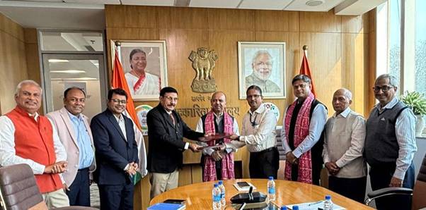 LetsTalkGujarat's tweet image. #BanasDairy signs MoU with #BBSSL to boost high-quality seed potato production 
@Banasdairy1969 #Amul @Amul_coop
Bharatiya Beej Sahakari Samiti Limited @bharatiyabeej
#LetsTalkGujarat
#Gujarat #Agriculture

 bit.ly/47DJcbf
Via deshgujarat.com