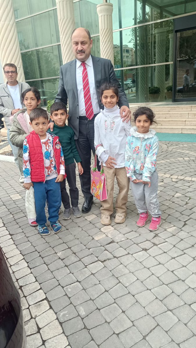 <a href="/MustafaEDE80957/">Mustafa EDE</a>
ÇOCUKLAR BÜYÜKŞEHİR BİNASININ ÖNÜNDEN GEÇERKEN SAYIN BAŞKANA TESADÜF ETMİŞLER
KENDİSİDE YÜCE GÖNÜLLÜĞÜNÜ
ŞEFKATİNİ BİR KEZ DAHA GÖSTERMİŞ VE ÇOCUKLARLA Bİ FOTOĞRAF ÇEKTİRMİŞ
ALLAH KENDİSİNDEN RAZI OLSUN
YOLU DAİMA AÇIK OLSUN İNŞALLAH
<a href="/AjansUrfa/">Ajans Urfa</a>
<a href="/veysel_ma/">Veysel Acıma</a> 
@takip