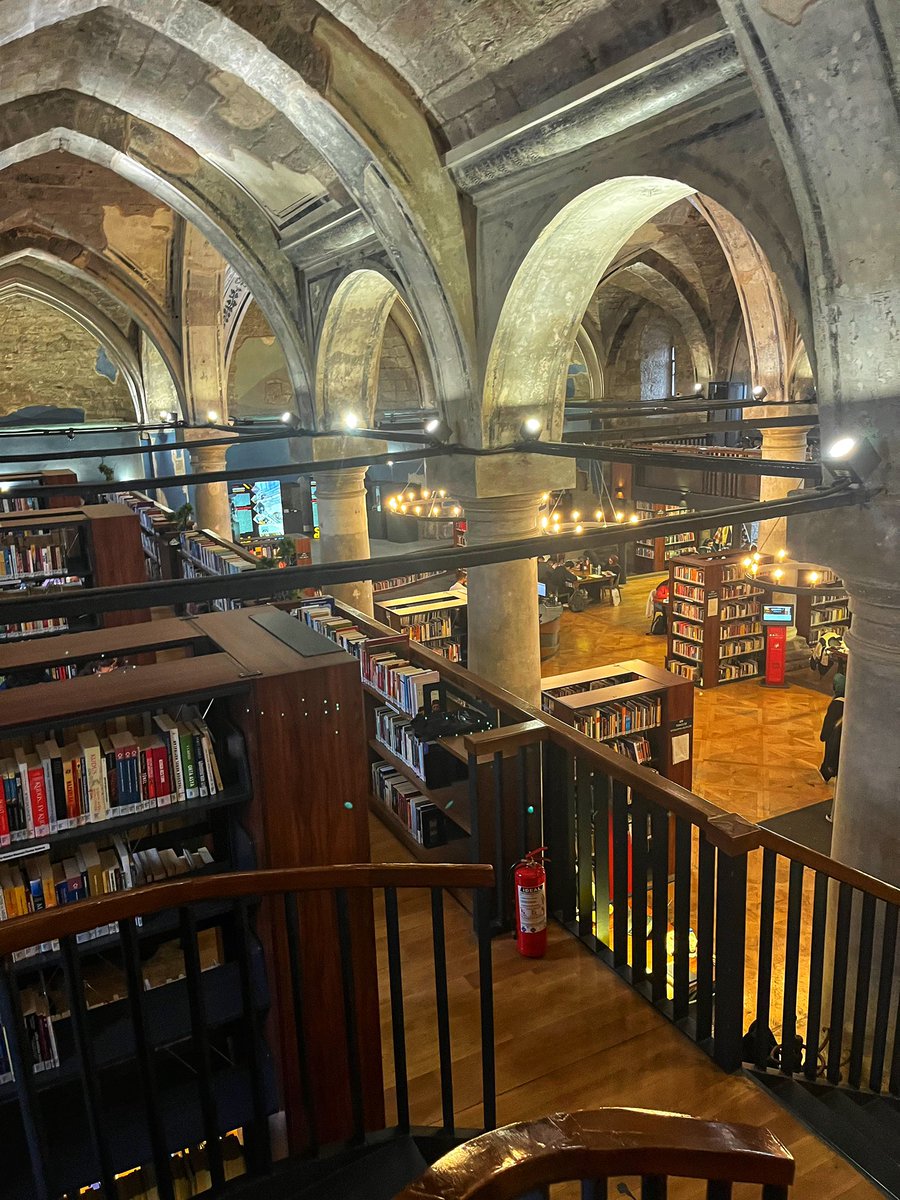 Çok sık gitmeme rağmen nadiren yer bulduğum en sevdiğim köşe boştu ve ciddi bir hazine buldum. Benimle eve geldi, bir süre birlikteyiz.  Verimli gün dediğin…