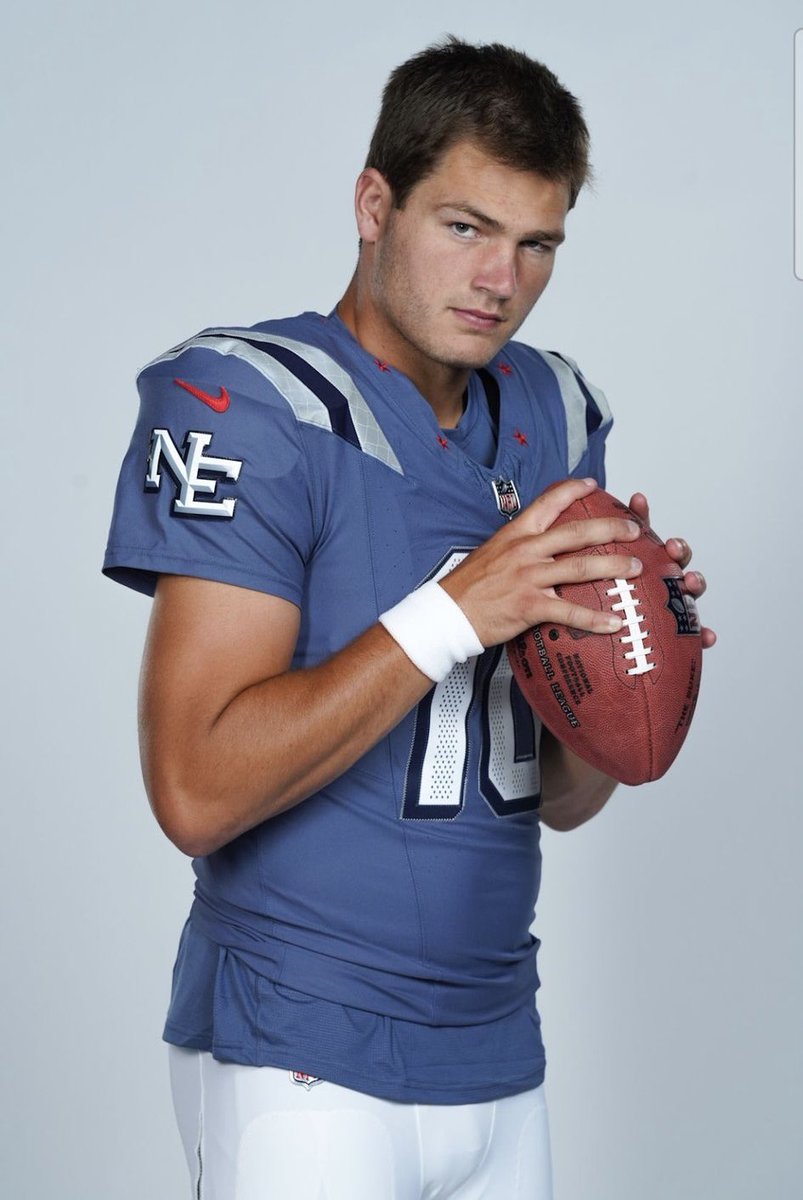 Drake Maye plays football today