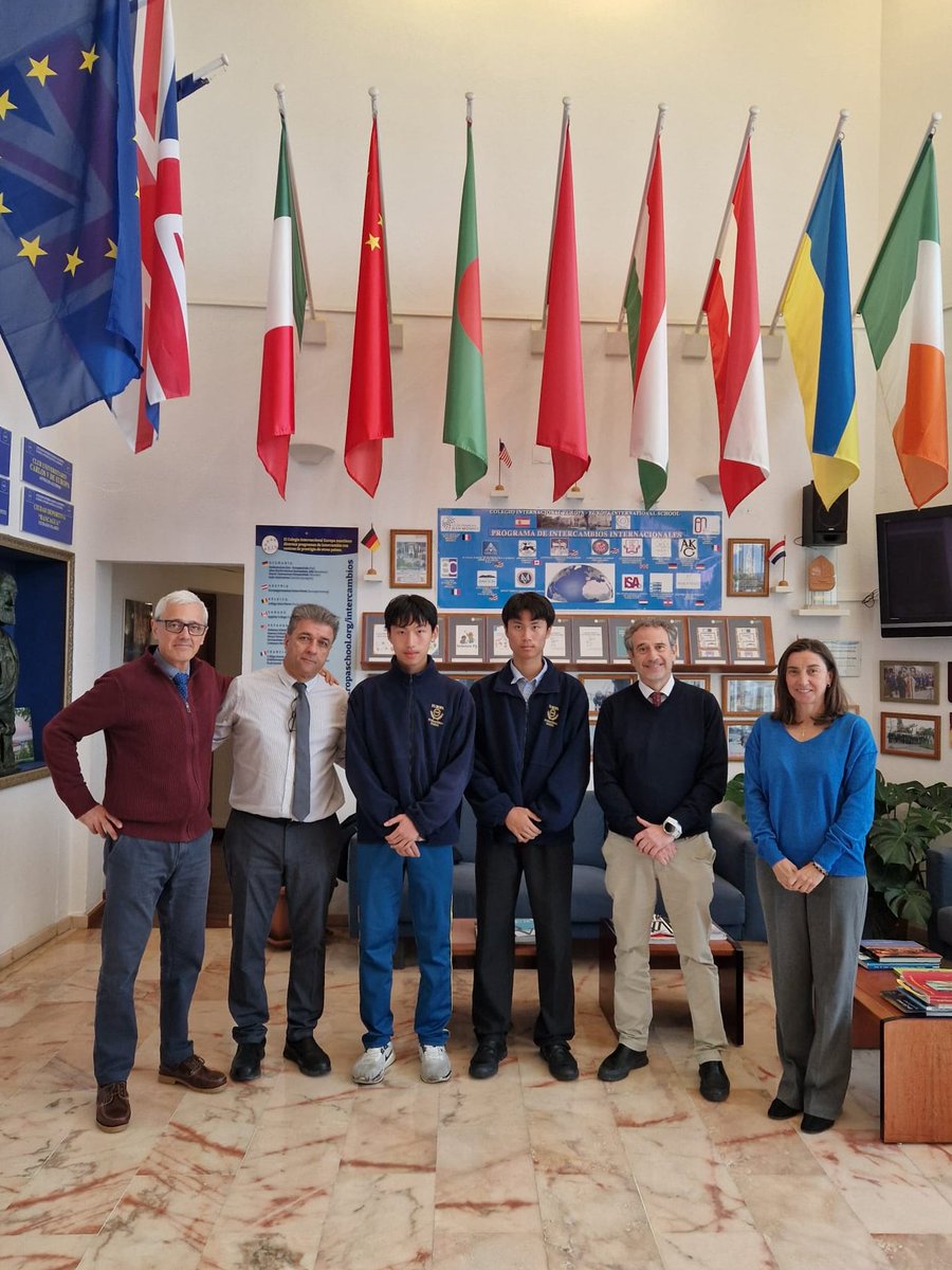 📸 Nuestros alumnos Liao Leo Wang y Javier Ziheng Xu, con sus profesores de Matemáticas (José Luis Méndez y Fernando Sánchez) y el equipo directivo (José Manuel Hidalgo Posada, Director General, y María Amérigo, Jefa de Estudios).

🔗👀 Noticia:
europaschool.org/2025/11/javier…