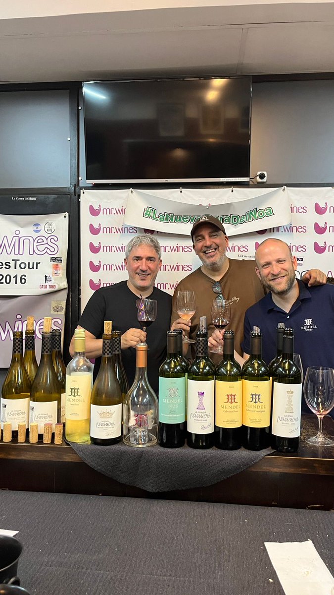 VinotecaMRWines's tweet photo. EL Ezequiel Materín vino a presentarnos las nuevas añadas de #Mendel y #RevanchaWines de nuestro querido @RobertodelaMota https://t.co/W2me8UkCK5