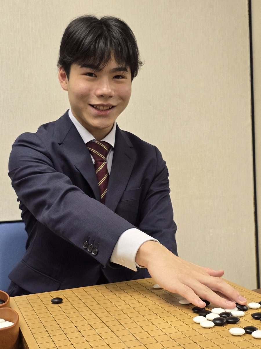 mainichi_igo's tweet image. 名人戦最終予選決勝が13日、東京・市ケ谷の日本棋院で打たれ、桑原樹二段が張豊猷九段に勝ち、名人リーグ入りを決めるとともに、七段昇段を決めました。現行の昇段制度（２００３年４月から）が始まって以来、二段から七段に昇段するのは初めてとなります。