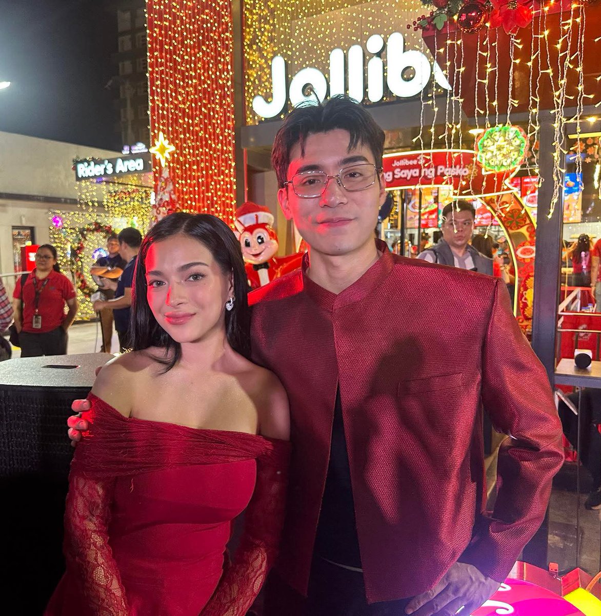 jellyzens's tweet image. i love it so much when a couple matches each other&apos;s insane face cards good for them 

MIKBRENT JOYFUL CHRISTMAS