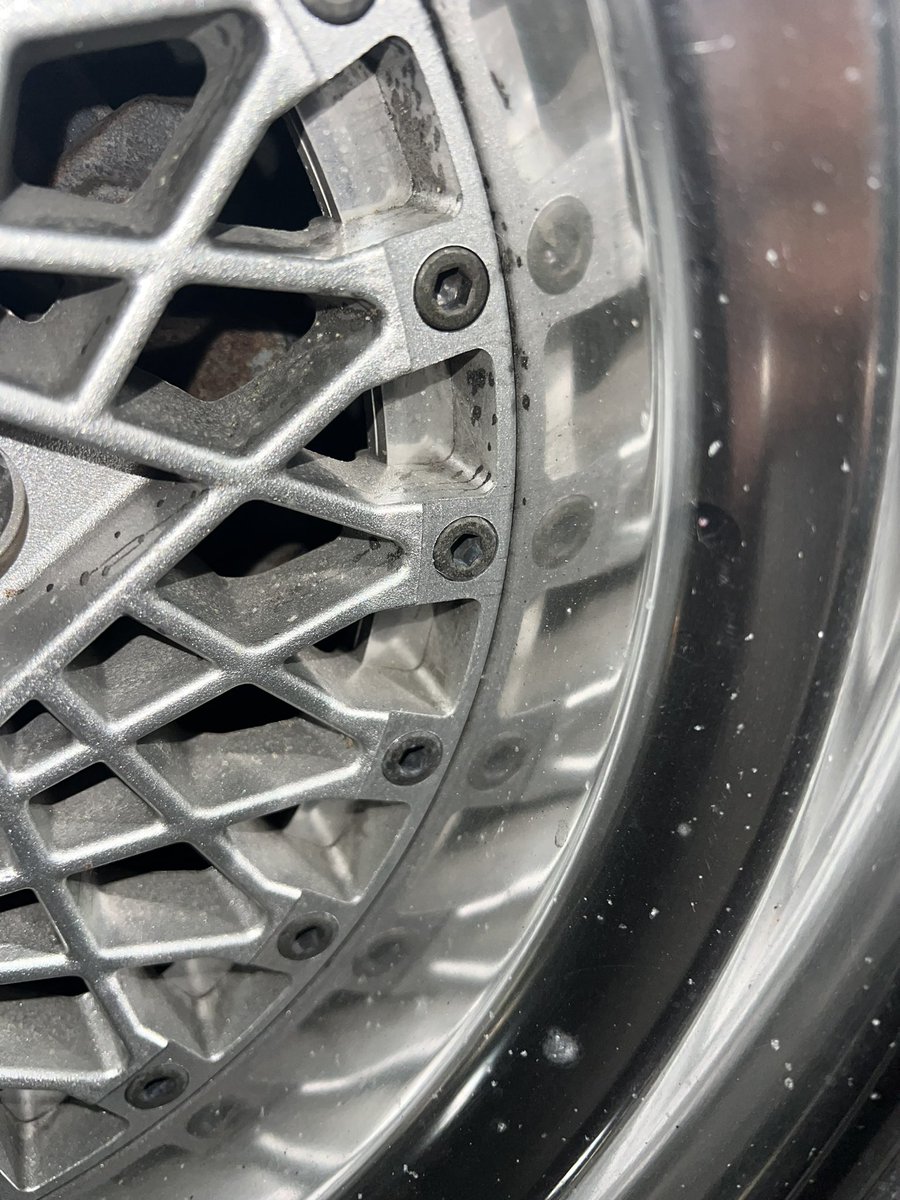 リムのこの白いプツプツは
クリアの劣化？

悪化したら生リム化かな〜