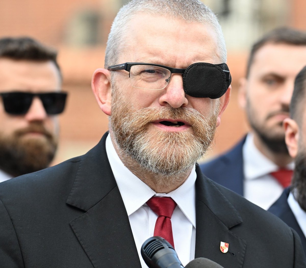 Ilaria Salis, komunistka, zatrzymana na Węgrzech za usiłowanie zabójstwa  człowieka za inne poglądy.

IMMUNITET ZACHOWANY.

Grzegorz Braun, polski patriota, dba o interesy Polski i Polaków, nie lubi żydów.

IMMUNITET UTRACONY.

Spadkobiercy ideologiczni Alteiero Spinnelego mogą