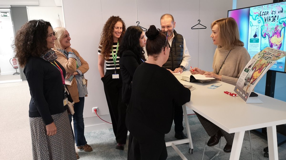 FundacionLito's tweet photo. Cerramos el encuentro entre los trabajadores de @nokia y la periodista #CristinaMorató con la clásica firma de ejemplares, en este caso de "Viajeras intrépidas y aventureras" de  @penguinlibros. Una oportunidad para seguir compartiendo con la autora: conversación, risas, y aventuras😂🌍🧭 ¡LEER ES UN VIAJE!
@UGT_FICA
@culturagob
@leervidasextra