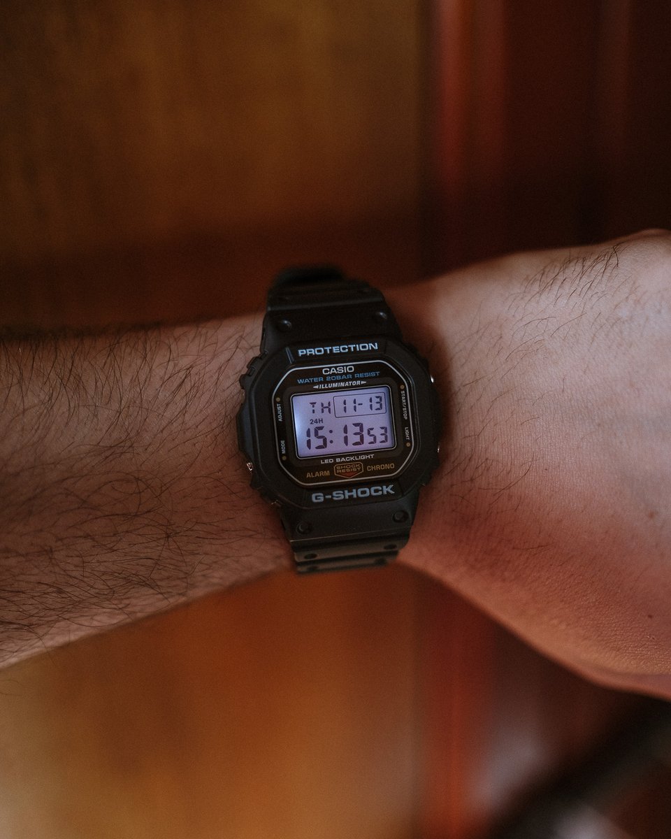 G-Shock'un en sevdiğim modellerinden biri olur, dün HB'de çok iyi bir fiyat görünce aldım. Gerçekten çok fotojenik bir saat. 

Model no: Casio DW-5600UE-1DR