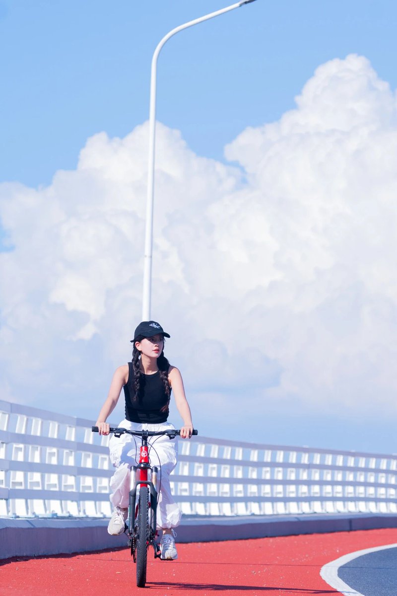 hangzhoufeel's tweet image. Hop on a bike and circle the Qiandao Lake this autumn! Don’t miss these stunning photo spots like the Chunyang Route and Shangjiangbu Bridge — your next cinematic cycling shot awaits! 🌅📸 

@cyclingweekly  @uci  @wcsbike 

#Cycling #OutdoorFun