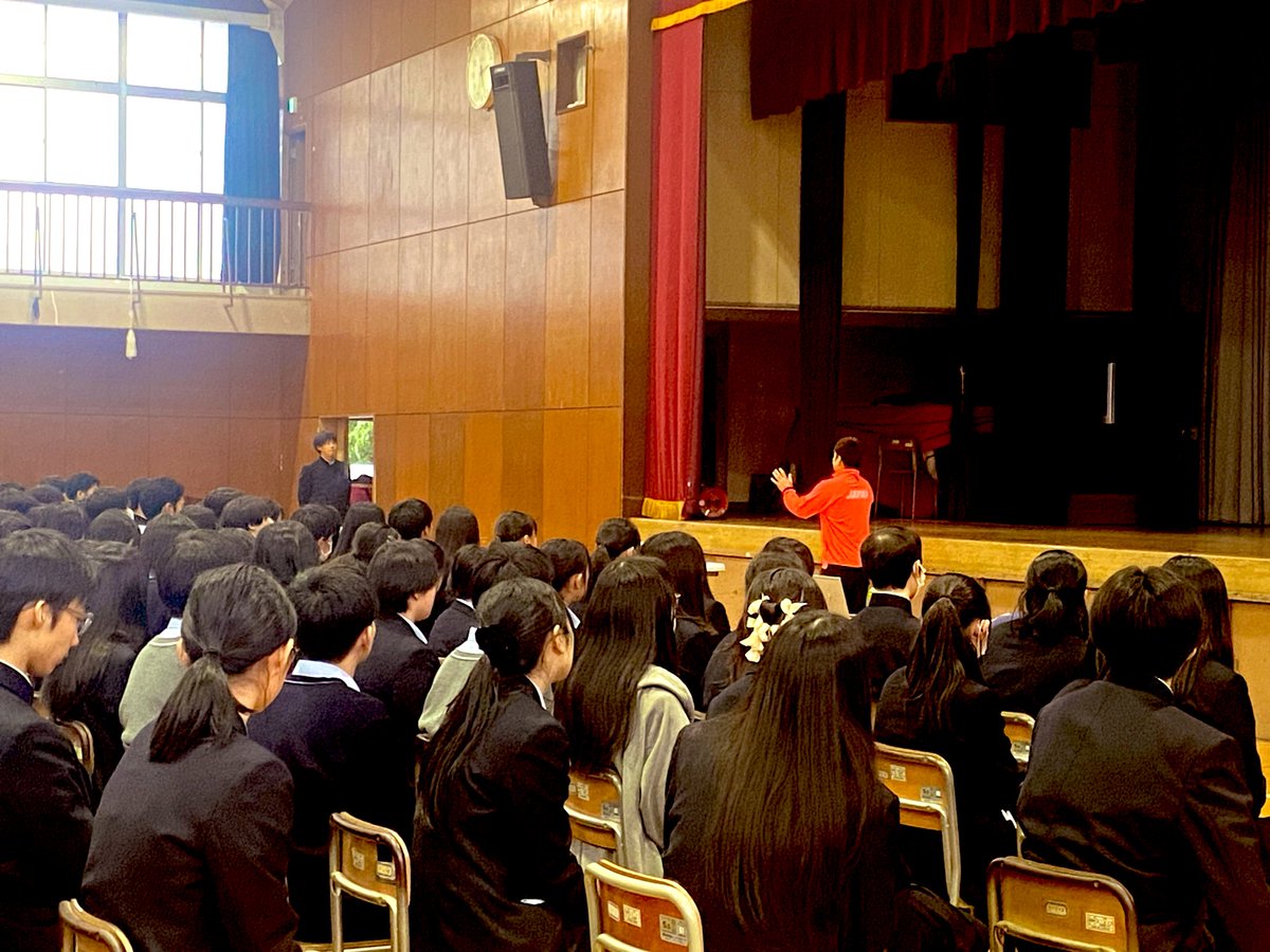 今日は千葉県立鎌ヶ谷高校へ🏫
講演会をしました。

全校生徒900人。
めちゃくちゃ良い時間でした🎤

今日が何かのきっかけになれば、
それ以上嬉しい事はないです。

部活も勉強も受験も、応援してます📣

講演活動のご依頼、
いつでもお待ちしてます📩

#講演会
#ハンデがあるから人生は面白い