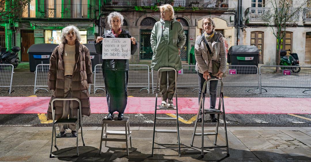 As compañeiras de VigoHistorico denunciando o furto á cidadanía: a visión da Ría de Vigo desde o Paseo de Alfonso #privatizandoamirada