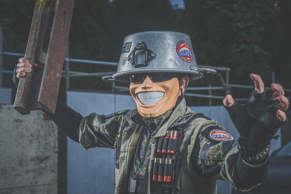 ushiamimotteku1's tweet image. ウロウロしているとすれ違いざまに「写真撮ってもらった？撮るよ、おいでこっちこっち」と導かれ、すごい設備で写真撮っていただきました。
なんて優しい世界。
すごい体験させていただきました。
ありがとうございました。
写真へいさんunmatchsan
#ARMOR祭 #ARMOR祭2025