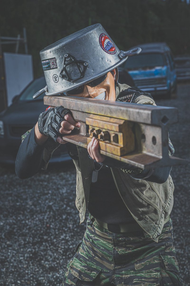 ushiamimotteku1's tweet image. ウロウロしているとすれ違いざまに「写真撮ってもらった？撮るよ、おいでこっちこっち」と導かれ、すごい設備で写真撮っていただきました。
なんて優しい世界。
すごい体験させていただきました。
ありがとうございました。
写真へいさんunmatchsan
#ARMOR祭 #ARMOR祭2025